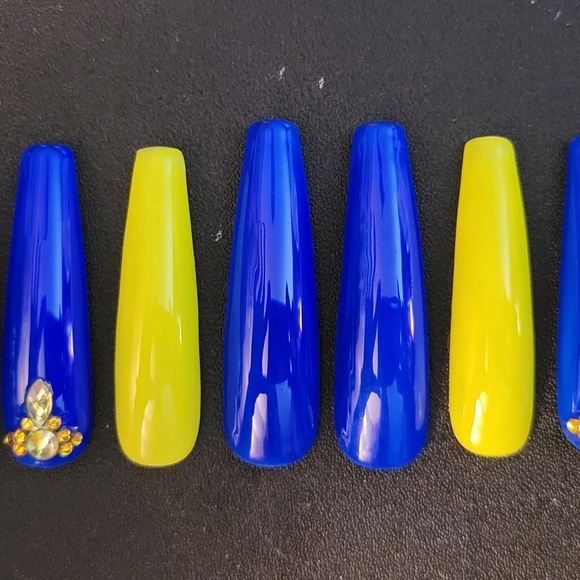 Handmade Press On Nails - Picture 2 of 4